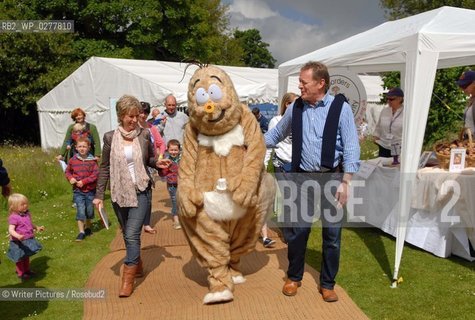 Sally Magnusson and her husband Norman Stone with a character from her ©Writer Pictures/Rosebud2