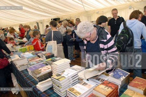 Visitors in the book shop at the Borders Book Festival in Melrose, Scot©Writer Pictures/Rosebud2