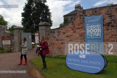 Event staff greeting visitors arriving at Harmony House for the Borders©Writer Pictures/Rosebud2