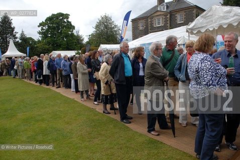 Visitors queuing for literary events in the grounds of Harmony House du©Writer Pictures/Rosebud2