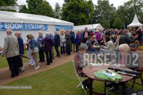 Visitors queuing for literary events in the grounds of Harmony House du©Writer Pictures/Rosebud2