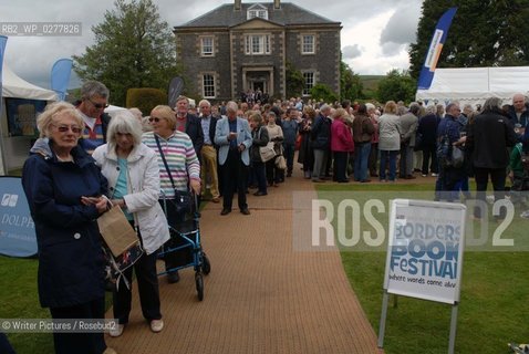 Visitors queuing for literary events in the grounds of Harmony House du©Writer Pictures/Rosebud2