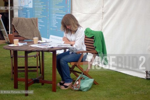 A visitor enjoying the warm weather during the Borders Book Festival in©Writer Pictures/Rosebud2