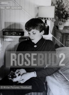 Elizabeth Jane Howard (1923-2014), English novelist: Collect pic of Elizabeth Jane Howard holding a cat.
©Writer Pictures/Rosebud2