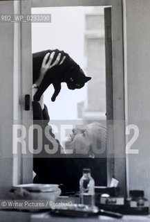 Elizabeth Jane Howard (1923-2014), English novelist: Collect pic of Elizabeth Jane Howard holding a cat.
©Writer Pictures/Rosebud2