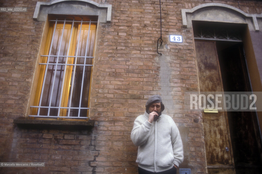 Bologna, 1985. Italian singer-songwriter Francesco Guccini in front of his house at via Paolo Fabbri 43 / Bologna, 1985 circa. Il cantautore Francesco Guccini di fronte alla sua casa di via Paolo Fabbri 43 - ©Marcello Mencarini/Rosebud2