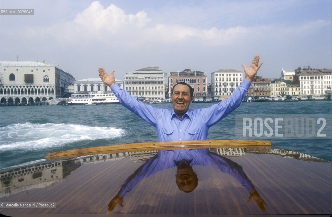 Venice Film Festival 1995. Italian actor Alberto Sordi arriving by speedboat. He will receive the Golden Lion for Lifetime Achievement / Mostra del Cinema di Venezia 1995. Arrivo dellattore Alberto Sordi in motoscafo. Riceverà il Leone doro alla carriera - ©Marcello Mencarini/Rosebud2