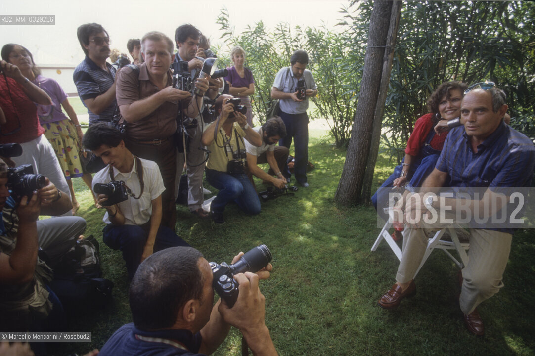 Venice Lido, Venice Film festival 1984. Italian director Pasquale Squitieri and actress Claudia Cardinale at photocall for his movie Claretta / Lido di Venezia, Mostra di Venezia 1984. Il regista Pasquale Squirtieri con lattrice Claudia Cardinale al photo call del suo film Claretta - ©Marcello Mencarini/Rosebud2