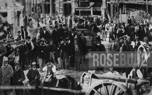 Milan, 1865. Workers in the yard of the Galleria Vittorio Emanuele II  / Milano, 1865. Maestranze e operai addetti alla costruzione della Galleria Vittorio Emanuele II - Reproduced by Marcello Mencarini
/Rosebud2