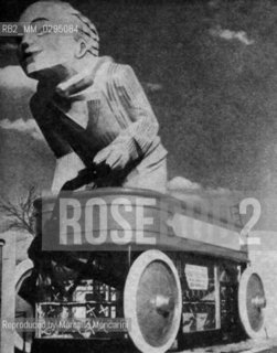 Expo History, Chicago 1933-1934. Big wooden sculpture of a child on a train-cart / Storia dellExpo, Chicago 1933-1934. Grande scultura in legno di un bambino su un carrello - Reproduced by Marcello Mencarini
/Rosebud2