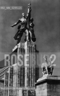 Expo History, Paris 1937. The URSS pavilion, detail: The Worker and the Kolkhozian, a statue by Vera Moukhina / Storia dellExpo, Parigi 1937.  Il pèadiglione dellURS, dettaglio: la statua Loperaio e la kolkhoziana di Vera Moukhina - Reproduced by Marcello Mencarini
/Rosebud2