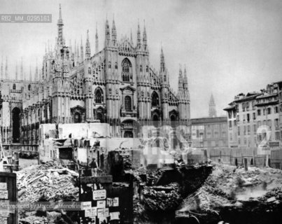 Milan, 1870. Demolition of the porch of Figini to make room for Piazza del Duomo. On the right, the Rebecchino block / Milano, 1870. Demolizione del portico dei Figini per lasciare spazio alla piazza del Duomo. A destra, lisolato del Rebecchino - Reproduced by Marcello Mencarini
/Rosebud2