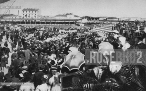 Milan International Exhibition in 1906. Crowd waiting for the hot air balloons take-off at Aerostatic Park in piazza dArmi / Esposizione Internazionale di Milano del 1906. Folla in attesa del decollo delle mongolfiere nel Parco Aereostatico a Piazza dArmi - Reproduced by Marcello Mencarini
/Rosebud2