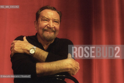 Rome, Olympic Theater, February 2000. French choreographer Maurice Béjart during the rehearsal of his Ravels Bolero / Roma, Teatro Olimpico, febbtraio 2000. Il coreografo Maurice Béjart durante le prove del suo Bolero di Ravel - ©Marcello Mencarini/Rosebud2