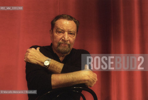 Rome, Olympic Theater, February 2000. French choreographer Maurice Béjart during the rehearsal of his Ravels Bolero / Roma, Teatro Olimpico, febbtraio 2000. Il coreografo Maurice Béjart durante le prove del suo Bolero di Ravel - ©Marcello Mencarini/Rosebud2