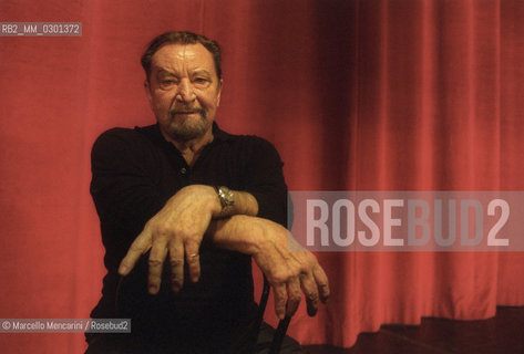 Rome, Olympic Theater, February 2000. French choreographer Maurice Béjart during the rehearsal of his Ravels Bolero / Roma, Teatro Olimpico, febbtraio 2000. Il coreografo Maurice Béjart durante le prove del suo Bolero di Ravel - ©Marcello Mencarini/Rosebud2