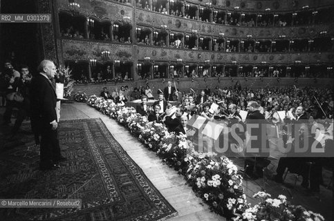 Venice, 1983. Violinist Yehudi Menuhin on stage of La Fenice Theater receiving the applause of the audience and the orchestra / Venezia, 1983. Il violinista Yehudi Menuhin sul palcoscenico del Teatro la Fenice mentre riceve gli applausi dellorchestra e del pubblico - ©Marcello Mencarini/Rosebud2