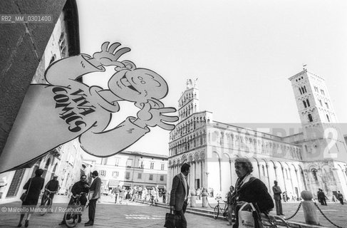 Lucca Comics 1984. A outline of the Yellow Kid character (created by Richard Felton Outcault) in front of the Duomo di San Martino (San Martino Cathedral) / Salone del fumetto di Lucca 1984. Una sagoma del personaggio Yellow Kid (creato da Richard Felton Outcault) davanti al Duomo di San Martino - ©Marcello Mencarini/Rosebud2