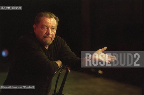 Rome, Olympic Theater, February 2000. French choreographer Maurice Béjart during the rehearsal of his Ravels Bolero / Roma, Teatro Olimpico, febbtraio 2000. Il coreografo Maurice Béjart durante le prove del suo Bolero di Ravel - ©Marcello Mencarini/Rosebud2