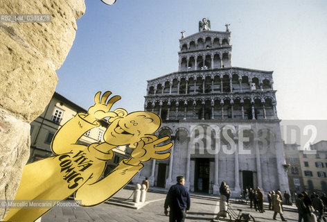 Lucca Comics 1984. A outline of the Yellow Kid character (created by Richard Felton Outcault) in front of the Duomo di San Martino (San Martino Cathedral) / Salone del fumetto di Lucca 1984. Una sagoma del personaggio Yellow Kid (creato da Richard Felton Outcault) davanti al Duomo di San Martino - ©Marcello Mencarini/Rosebud2