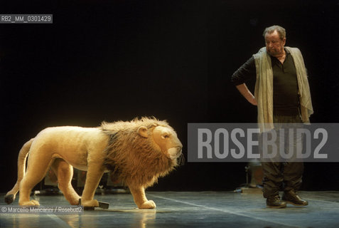 Rome, Olympic Theater, February 2000. French choreographer Maurice Béjart looking at a lion puppet during the rehearsal of his Ravels Bolero with the Béjart Ballet Lausanne / Roma, Teatro Olimpico, febbtraio 2000. Il coreografo Maurice Béjart guarda un leone di peluche durante le prove del suo Bolero di Ravel con il Béjart Ballet Lausanne- ©Marcello Mencarini/Rosebud2