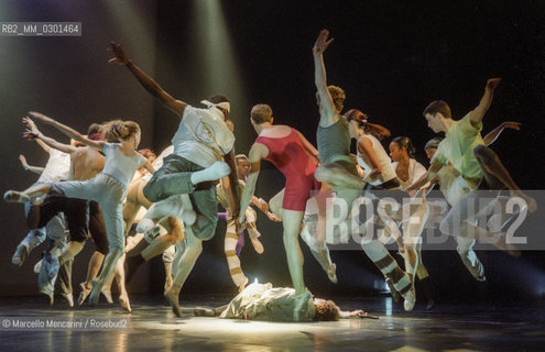 Rome, Olympic Theater, February 2000. Ravels Bolero by choreographer Maurice Béjart with the Béjart Ballet Lausanne, costumes by Versace / Roma, Teatro Olimpico, febbtraio 2000. Il Bolero di Ravel del coreografo Maurice Béjart con il Béjart Ballet Lausanne, costumi di Versace - ©Marcello Mencarini/Rosebud2