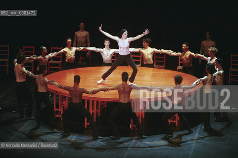 Rome, Olympic Theater, February 2000. Ravels Bolero by choreographer Maurice Béjart with Sylvie Demandols and the Béjart Ballet Lausanne / Roma, Teatro Olimpico, febbtraio 2000. Il Bolero di Ravel del coreografo Maurice Béjart con Sylvie Demandols e il Béjart Ballet Lausanne- ©Marcello Mencarini/Rosebud2