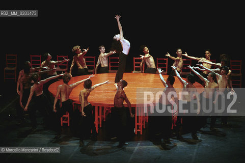Rome, Olympic Theater, February 2000. Ravels Bolero by choreographer Maurice Béjart with Sylvie Demandols and the Béjart Ballet Lausanne / Roma, Teatro Olimpico, febbtraio 2000. Il Bolero di Ravel del coreografo Maurice Béjart con Sylvie Demandols e il Béjart Ballet Lausanne- ©Marcello Mencarini/Rosebud2