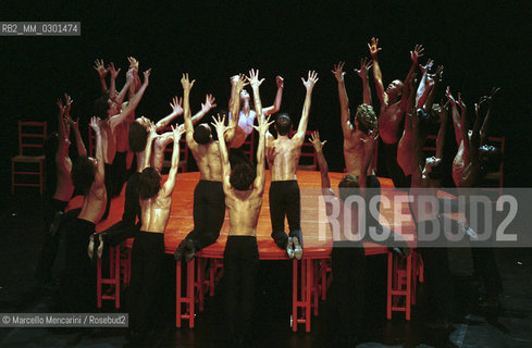 Rome, Olympic Theater, February 2000. Ravels Bolero by choreographer Maurice Béjart with Sylvie Demandols and the Béjart Ballet Lausanne / Roma, Teatro Olimpico, febbtraio 2000. Il Bolero di Ravel del coreografo Maurice Béjart con Sylvie Demandols e il Béjart Ballet Lausanne- ©Marcello Mencarini/Rosebud2