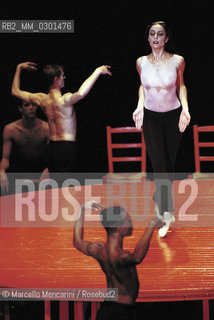 Rome, Olympic Theater, February 2000. Ravels Bolero by choreographer Maurice Béjart with Sylvie Demandols and the Béjart Ballet Lausanne / Roma, Teatro Olimpico, febbtraio 2000. Il Bolero di Ravel del coreografo Maurice Béjart con Sylvie Demandols e il Béjart Ballet Lausanne- ©Marcello Mencarini/Rosebud2
