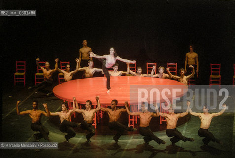 Rome, Olympic Theater, February 2000. Ravels Bolero by choreographer Maurice Béjart with Sylvie Demandols and the Béjart Ballet Lausanne / Roma, Teatro Olimpico, febbtraio 2000. Il Bolero di Ravel del coreografo Maurice Béjart con Sylvie Demandols e il Béjart Ballet Lausanne- ©Marcello Mencarini/Rosebud2