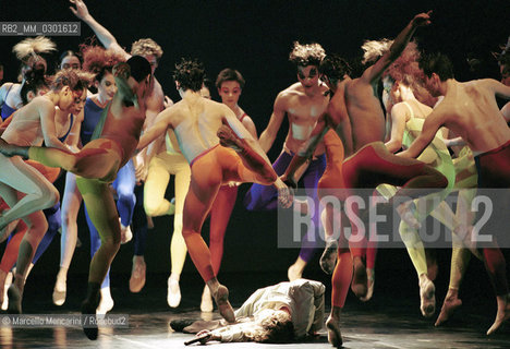 Rome, Olympic Theater, February 2000. Ravels Bolero by choreographer Maurice Béjart with the Béjart Ballet Lausanne, costumes by Versace / Roma, Teatro Olimpico, febbtraio 2000. Il Bolero di Ravel del coreografo Maurice Béjart con il Béjart Ballet Lausanne, costumi di Versace - ©Marcello Mencarini/Rosebud2