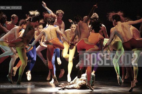 Rome, Olympic Theater, February 2000. Ravels Bolero by choreographer Maurice Béjart with the Béjart Ballet Lausanne, costumes by Versace / Roma, Teatro Olimpico, febbtraio 2000. Il Bolero di Ravel del coreografo Maurice Béjart con il Béjart Ballet Lausanne, costumi di Versace - ©Marcello Mencarini/Rosebud2