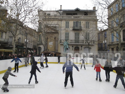 France, Provence, December 2012. Ice rink in Arles on Place du Forum / Francia, provenza, Natale 2012. Pista di pattinaggio sul ghiaccio ad Arles in place du Forum
 ©Marcello Mencarini/Rosebud2