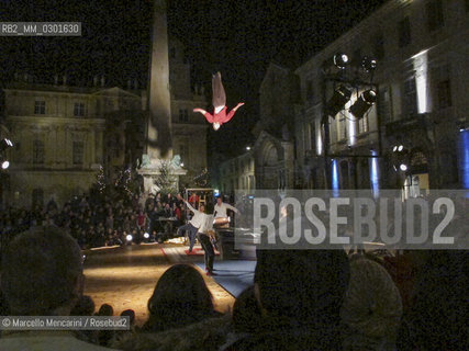 France, Provence, December 2012. Acrtobatic show in Arles at Place de la République / Francia, Provenza, Natale 2012. Spettacolo di acrobati ad Arles in place de la République - ©Marcello Mencarini/Rosebud2