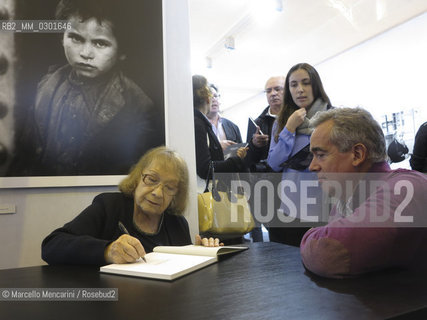 Paris, November 2014, Salon de la Photo. French-Swiss born photographer Sabine Weiss signing autographs / Parigi, novembre 2014, Salon de la Photo. la fotografa franco-svizzera Sabine Weiss mentre firma autografi  - ©Marcello Mencarini/Rosebud2