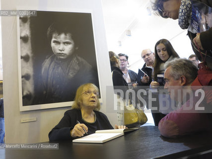 Paris, November 2014, Salon de la Photo. French-Swiss born photographer Sabine Weiss signing autographs / Parigi, novembre 2014, Salon de la Photo. la fotografa franco-svizzera Sabine Weiss mentre firma autografi  - ©Marcello Mencarini/Rosebud2