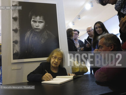 Paris, November 2014, Salon de la Photo. French-Swiss born photographer Sabine Weiss signing autographs / Parigi, novembre 2014, Salon de la Photo. la fotografa franco-svizzera Sabine Weiss mentre firma autografi  - ©Marcello Mencarini/Rosebud2