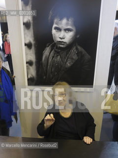 Paris, November 2014, Salon de la Photo. French-Swiss born photographer Sabine Weiss sitting in front of a work of hers (Little Beggar, Toledo, Spain, 1950) / Parigi, novembre 2014, Salon de la Photo. la fotografa franco-svizzera Sabine Weiss seduta davanti a una sua opera (Piccolo mendicante, Toledo, Spagna, 1952) - ©Marcello Mencarini/Rosebud2