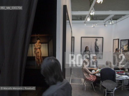 Paris, november 2014. Paris Photo international fine art photography fair at the Grand Palais. On the left, a work by Nobuyoshi Araki / Parigi, novembre 2014. Fiera internazionale di fotografia Paris Photo al Grand Palais. Sulla destra: unopera di Nobuyoshi Araki - ©Marcello Mencarini/Rosebud2