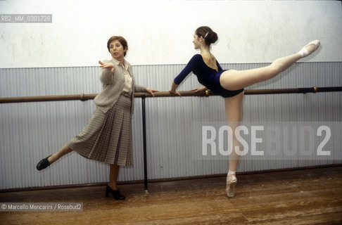Rome about 1985. Director of National Dance Academy Giuliana Penzi (on the left), during a lesson / Roma 1985 circa. La direttrice dellAccademia Nazionale di danza Giuliana Penzi (a sinistra) durante una lezione - ©Marcello Mencarini/Rosebud2