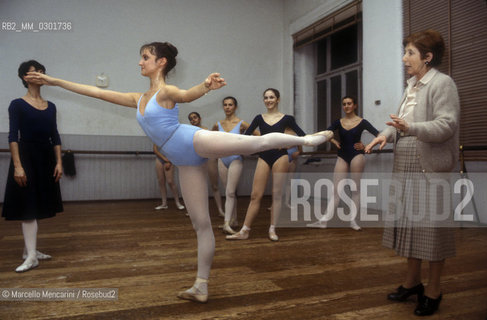 Rome about 1985. Director of National Dance Academy Giuliana Penzi (on the right), during a lesson / Roma 1985 circa. La direttrice dellAccademia Nazionale di danza Giuliana Penzi (a destra) durante una lezione - ©Marcello Mencarini/Rosebud2