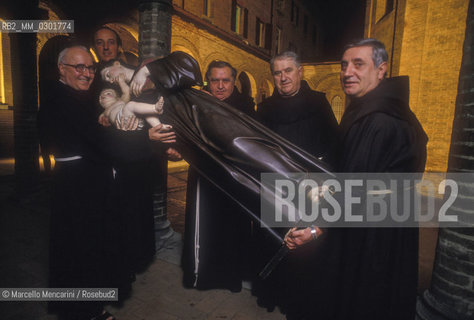 Bologna, 1983. Frati minori dellAntoniano (Franciscan Friars of Sait Anthony) holding a statue of St. Anthony in their Friary / Bologna, 1983. Frati Minori dellAntoniano sorreggono una statua di SantAntonio nel loro convento - ©Marcello Mencarini/Rosebud2