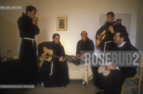 Bologna, 1983. Frati minori dellAntoniano (Franciscan Friars of Saint Anthony) making music in their Friary / Bologna, 1983. Frati Minori dellAntoniano mentre suonano nel loro convento - ©Marcello Mencarini/Rosebud2