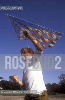 Child playing with a kite / Bambino che gioca con un aquilone - ©Marcello Mencarini/Rosebud2