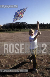 Child playing with a kite / Bambino che gioca con un aquilone - ©Marcello Mencarini/Rosebud2