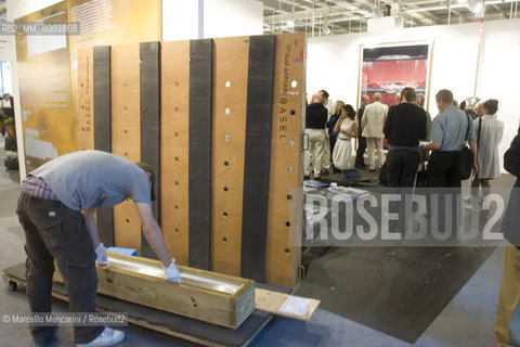 Art Basel, stand fitting / Art Basel, fiera dellarte moderna e contemporanea di Basilea. Allestimento degli stand - ©Marcello Mencarini/Rosebud2