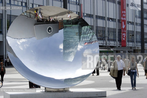 Art Basel 2007. Messeplatz. Sky Mirror V by Anish Kapoor (2004-2007) - ©Marcello Mencarini/Rosebud2
