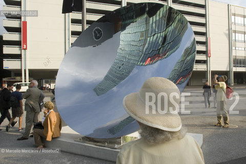 Art Basel 2007. Messeplatz. Sky Mirror V by Anish Kapoor (2004-2007) - ©Marcello Mencarini/Rosebud2