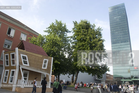 Art Basel 2007, Messeplatz. After Love by Vedovamazzei (2003) and the Basel Messeturm (Basel Trade Fair Tower) in the background / Art Basel 2007, Basilea, Messelplatz. fter Love by Vedovamazzei (2003) e  Basel Messeturm (Torre della Fiera di Basilea) sullo sfondo - ©Marcello Mencarini/Rosebud2